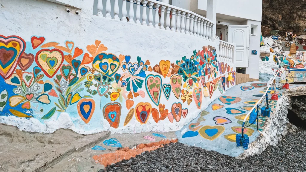 Playa de Berruguete, Boca Cangrejo Boca Cangrejo - hearts painted on white walls