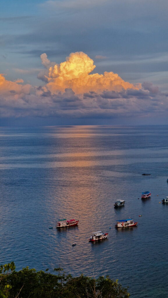 Kph Tao, sunrise Boats on the sea at sunrise, Thailand