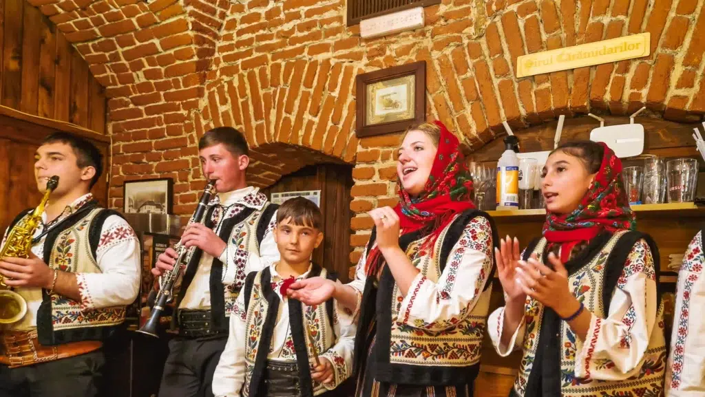 Sergiana, singers Traditional Romanian singers in a restaurant